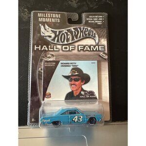 Hot Wheels Hall Of Fame Richard Petty Crowned "King"‎ Plymouth 43 Die-Cast Car